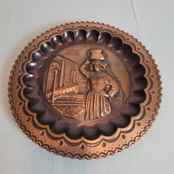ANCIENNE ASSIETTE MURALE en cuivre souvenir de l'époque socialiste